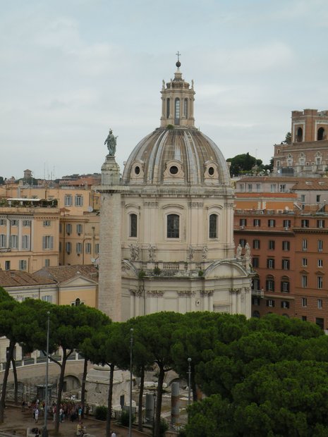  le dôme de l'église Santa Maria di Loreto et la Colonne Trajane 
